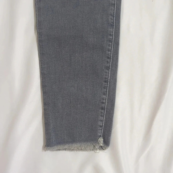 LOFT Fresh Cut Curvy Skinny Jeans, Color Light Wash Gray Size 6/28 - Picture 7 of 16